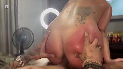 Minha sogra sentou com o cu no meu pau enquanto minha esposa saiu